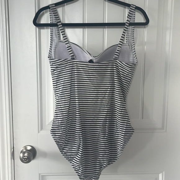 Super cute bathing suit! - Picture 2 of 3